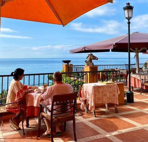 Desayuno buffet en la terraza frente al mar
