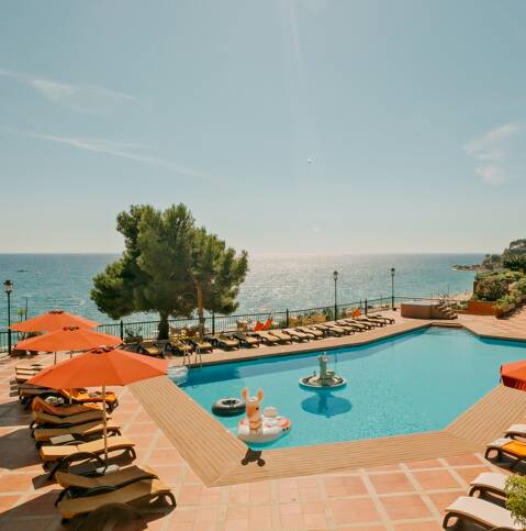 Piscines i terrasses sobre el mar